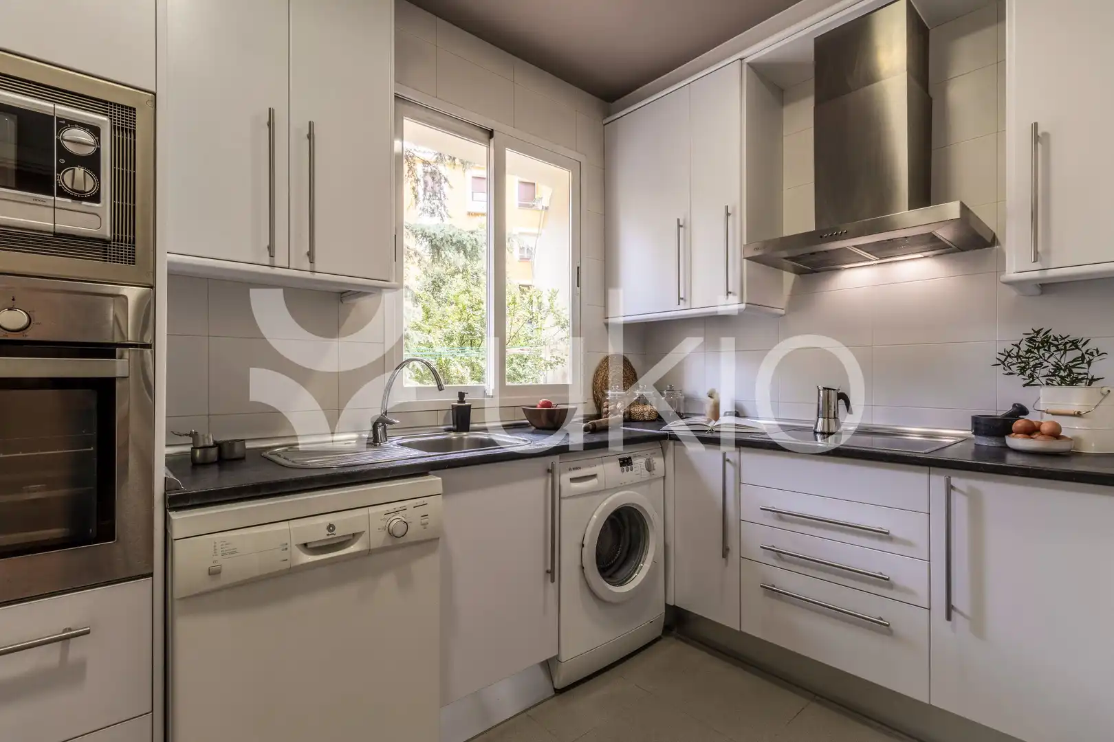 Cuina de Apartament de lloguer en Madrid amb Aire condicionat, Calefacció i Moblat