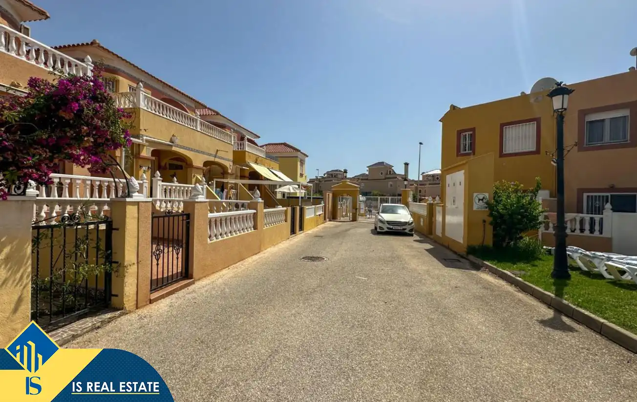 Vista exterior de Casa adosada en venda en Orihuela amb Aire condicionat, Calefacció i Terrassa