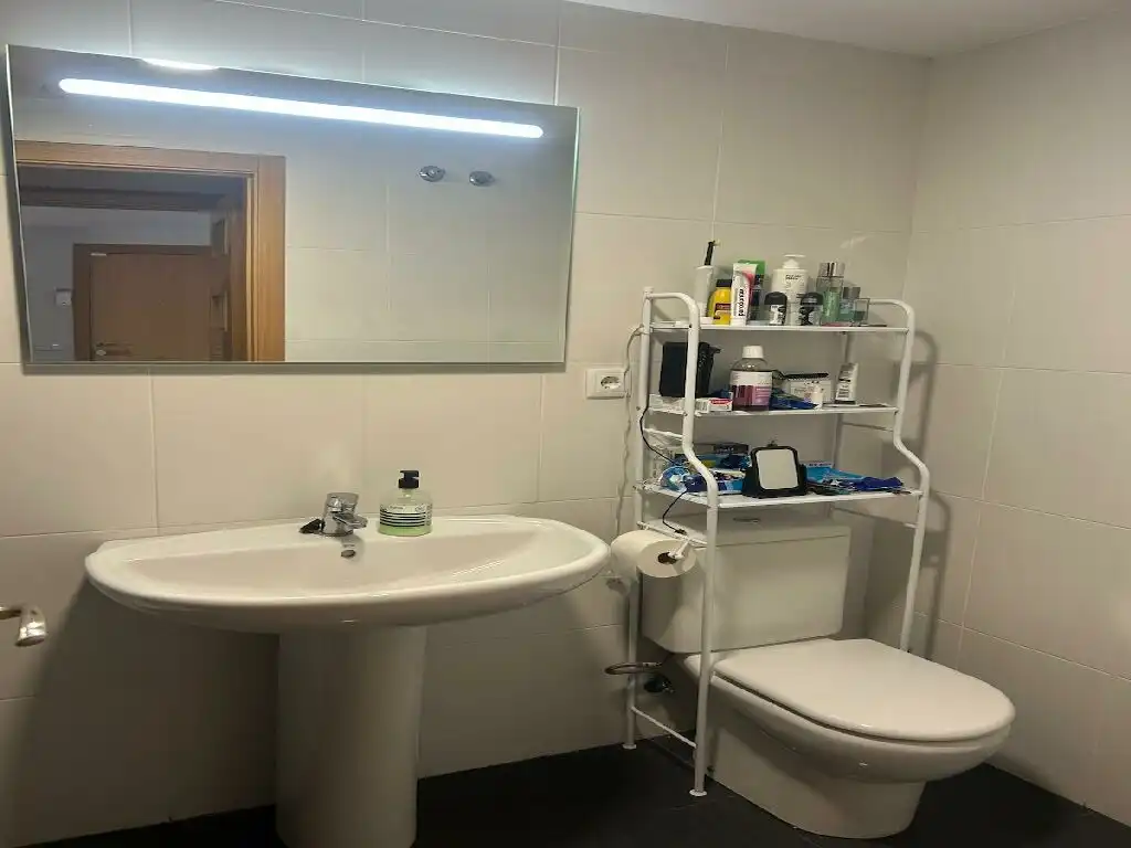 Baño de Estudio en venta en Albelda de Iregua con Calefacción, Terraza y Trastero