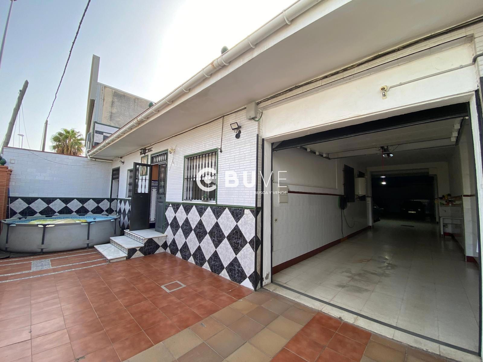 Exterior view of House or chalet for sale in Alcalá de Guadaira  with Air Conditioner, Storage room and Furnished