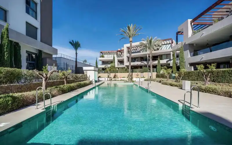 Schwimmbecken von Erdgeschoss zur Miete in Estepona mit Klimaanlage, Heizung und Privatgarten