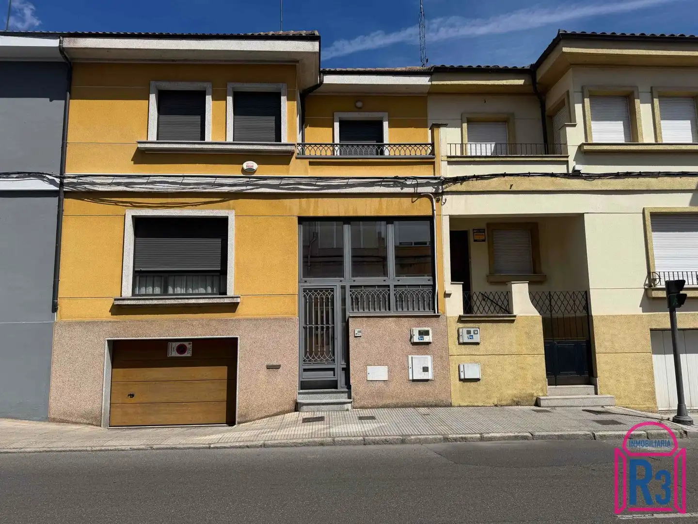Vista exterior de Casa o xalet en venda en León Capital  amb Calefacció, Terrassa i Traster