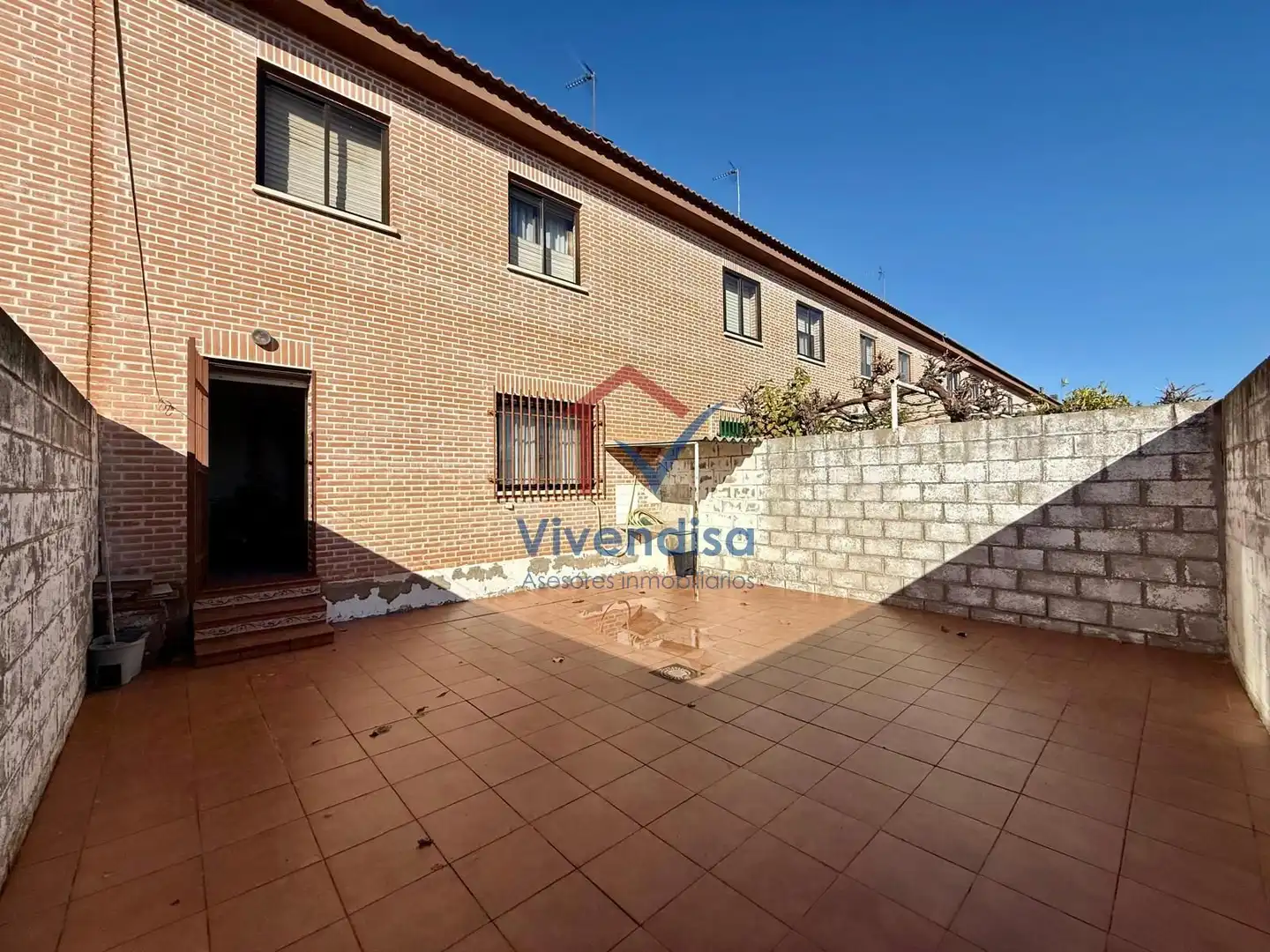 Vista exterior de Casa adosada en venda en Marchamalo amb Calefacció, Jardí privat i Terrassa
