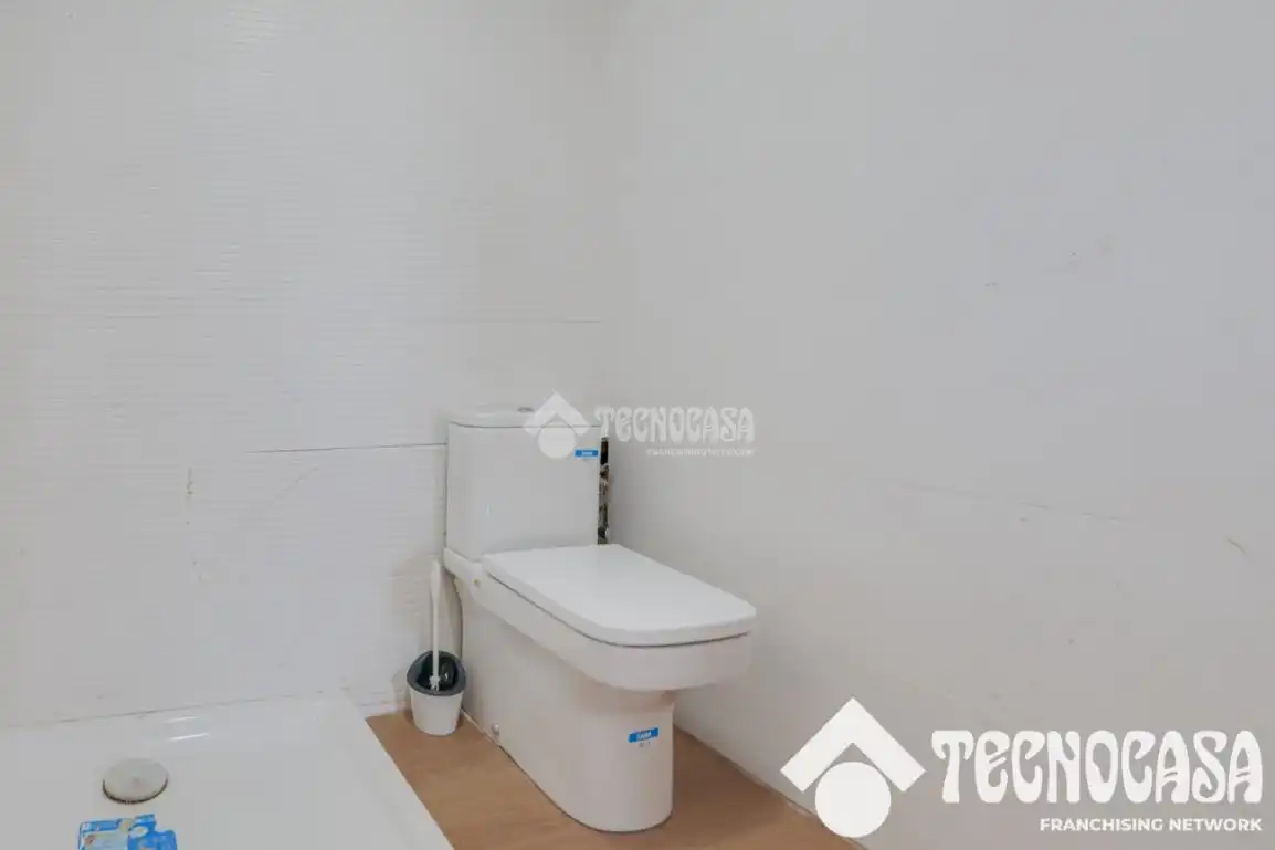 Bathroom of Flat for sale in Barcelona  with Parquet flooring and Alarm