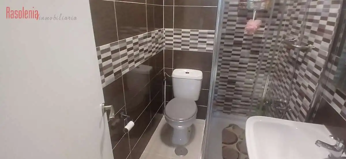 Baño de Piso en venta en Cambre  con Calefacción, Trastero y Amueblado