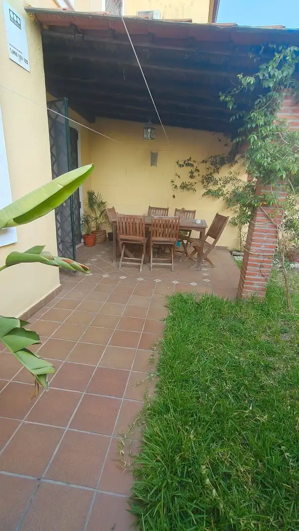 Terrasse von Einfamilien-Reihenhaus zur Miete in Algeciras mit Privatgarten und Möbliert