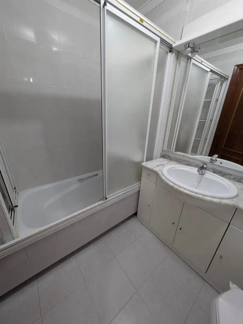 Baño de Piso en venta en Lucena con Calefacción, Terraza y Trastero