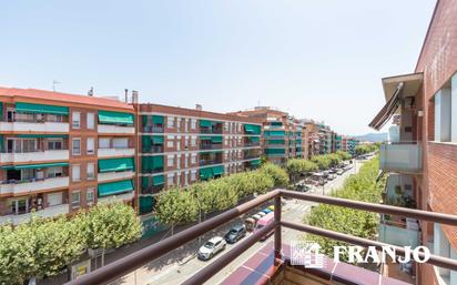 Vista exterior de Àtic en venda en Barberà del Vallès amb Aire condicionat i Terrassa