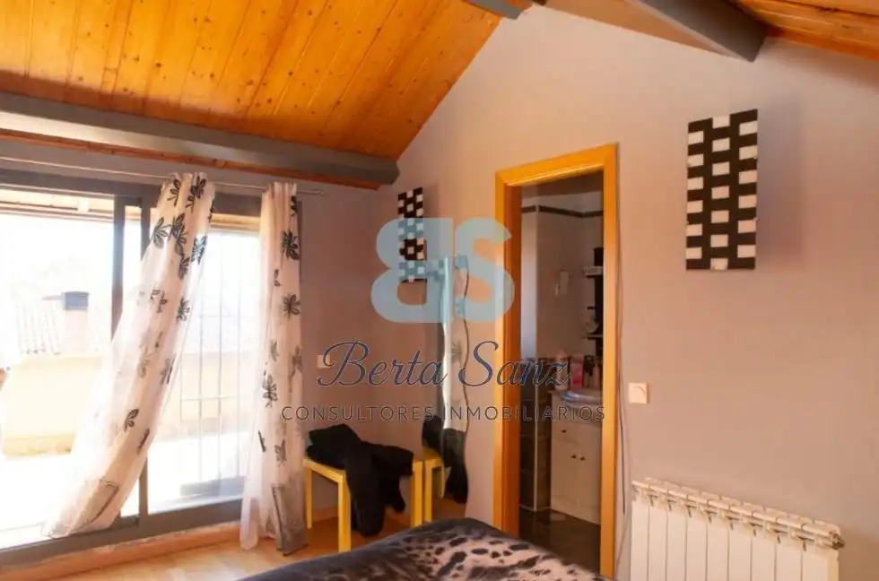 Habitación de Casa adosada en venta en Pioz con Aire acondicionado, Calefacción y Jardín privado