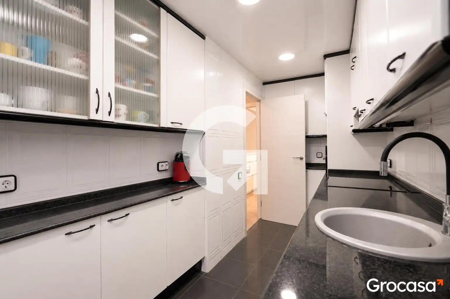 Kitchen of Flat for sale in L'Hospitalet de Llobregat  with Terrace and Oven