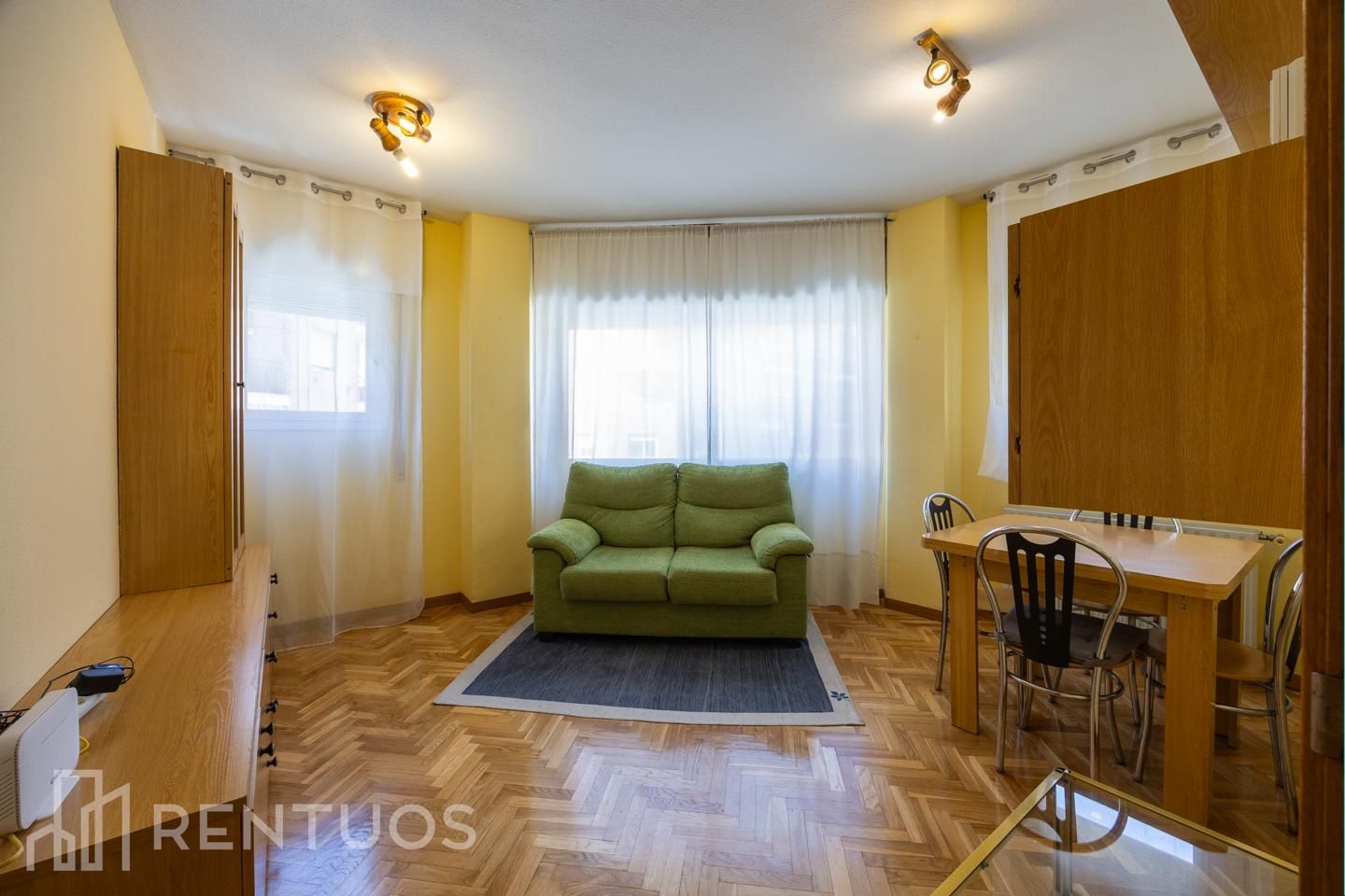 Sala d'estar de Pis de lloguer en San Sebastián de los Reyes amb Calefacció, Parquet i Moblat