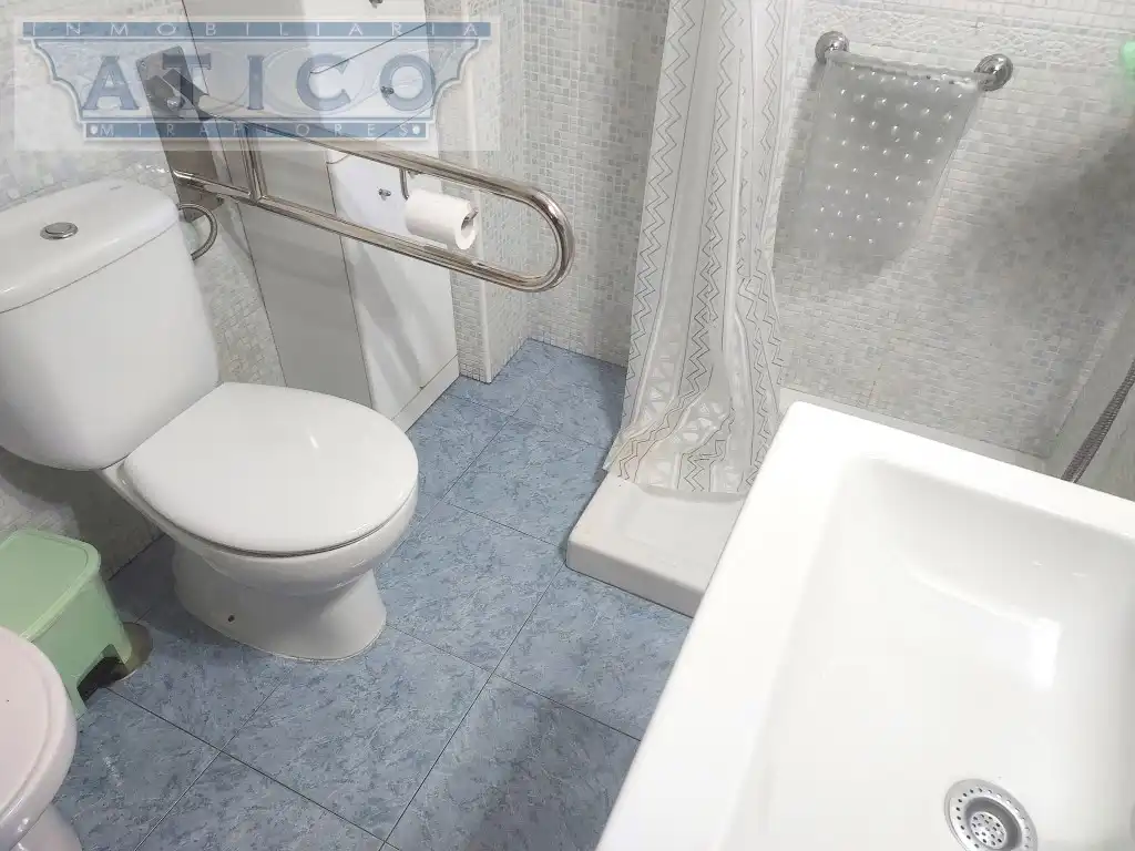Bathroom of Flat for sale in Sevilla  with Air Conditioner and Terrace