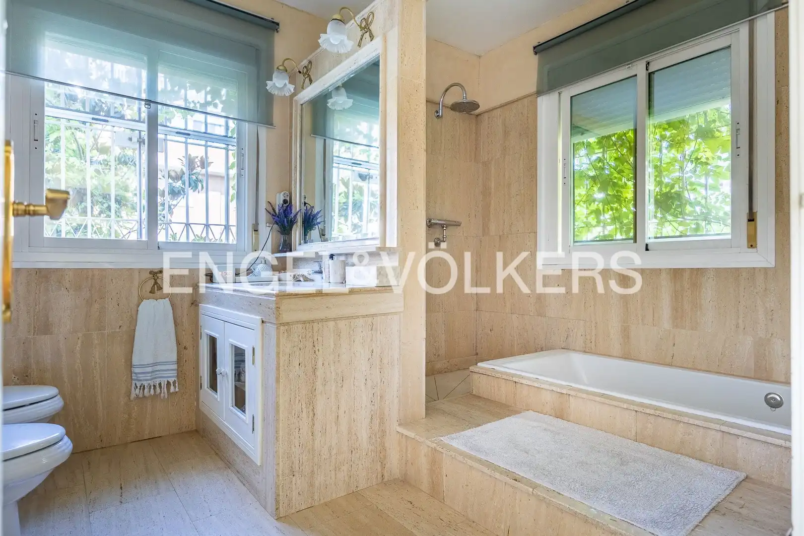 Bathroom of Houses for sale in Sevilla  with Air Conditioner, Heating and Private garden