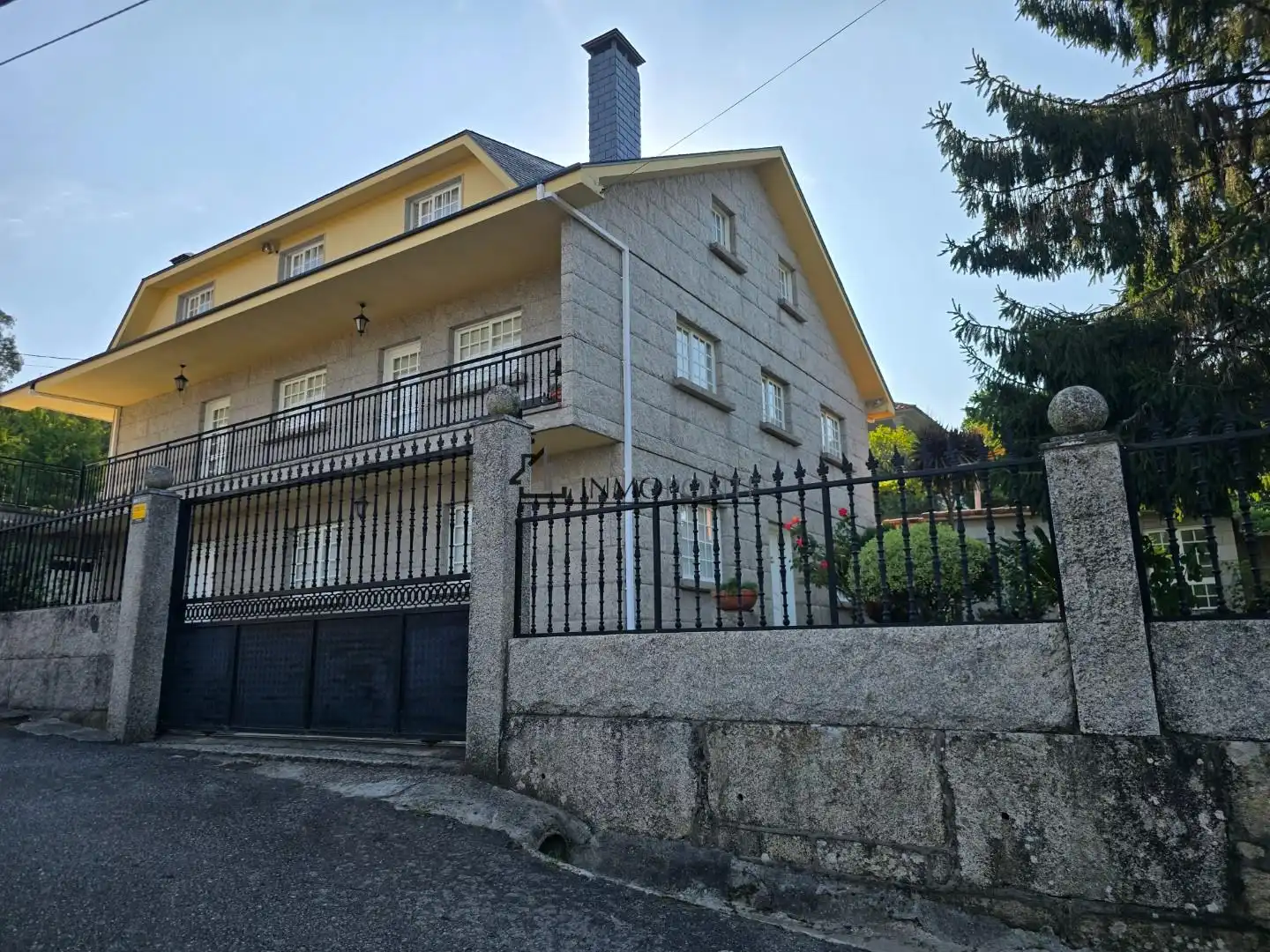 Vista exterior de Casa o xalet en venda en Pontevedra Capital  amb Calefacció, Jardí privat i Terrassa