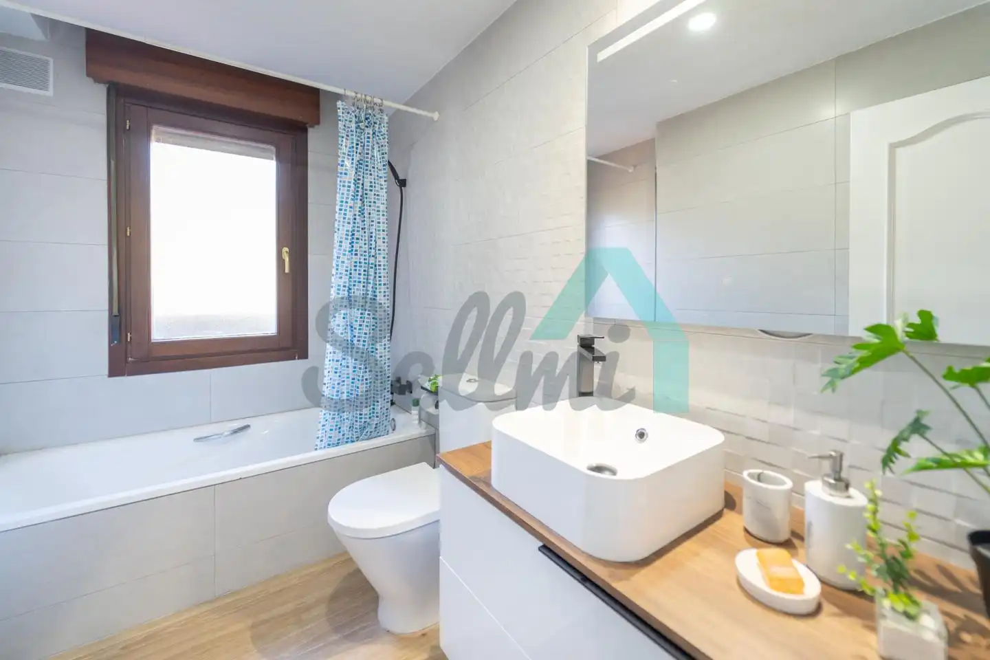 Baño de Ático en venta en Oviedo  con Calefacción, Parquet y Terraza