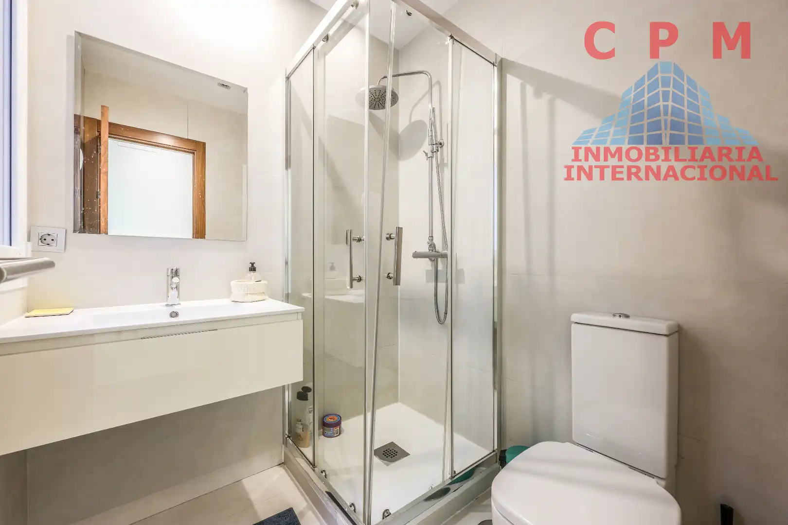 Bathroom of Flat for rent in Madrid  with Air Conditioner, Heating and Parquet flooring