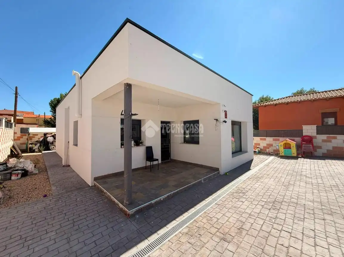 Vista exterior de Casa o xalet en venda en Galápagos amb Calefacció, Jardí privat i Terrassa