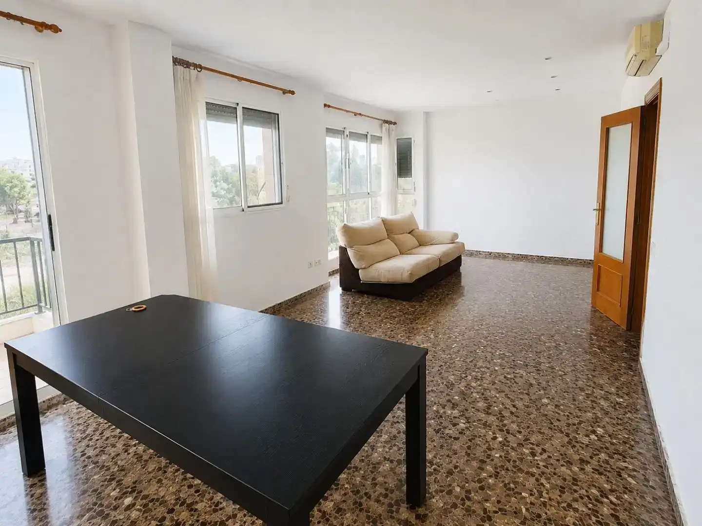 Living room of Flat for rent in  Valencia Capital  with Air Conditioner and Balcony