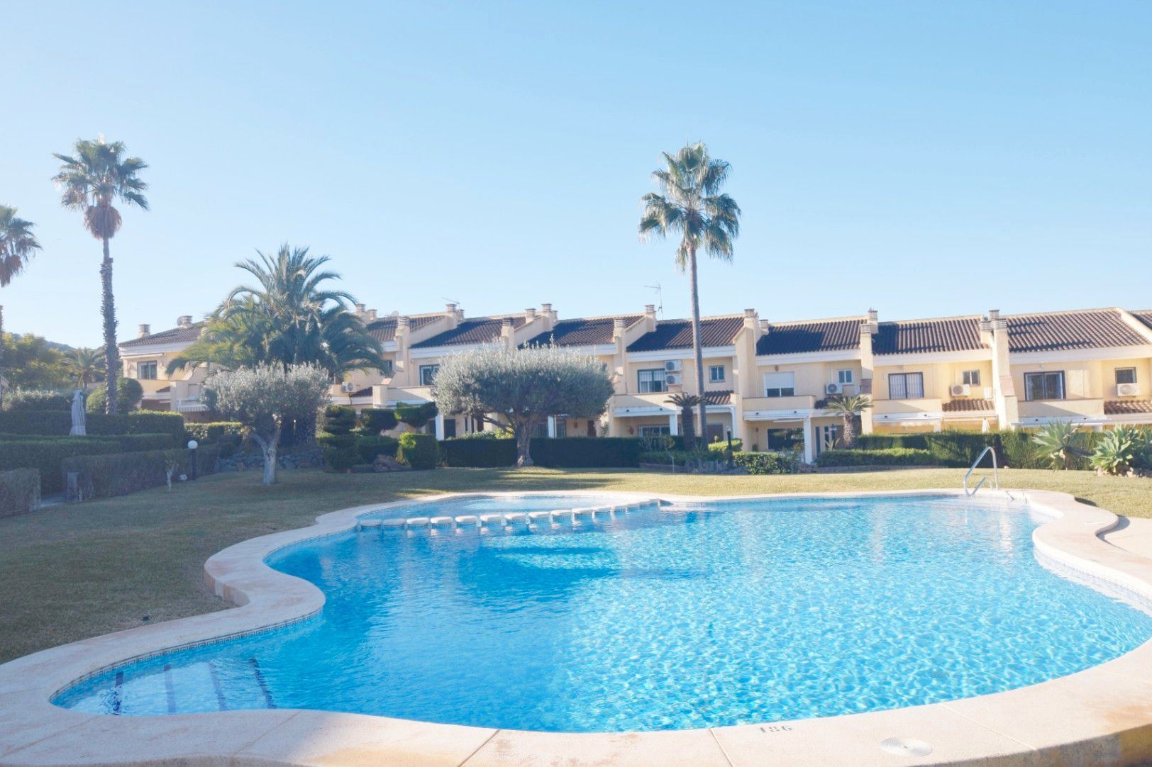 Vista exterior de Casa o xalet en venda en L'Alfàs del Pi amb Aire condicionat, Calefacció i Jardí privat