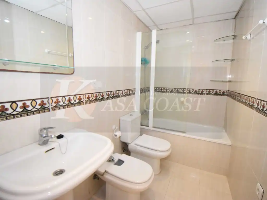 Bathroom of Flat for sale in Fuengirola  with Air Conditioner, Private garden and Terrace