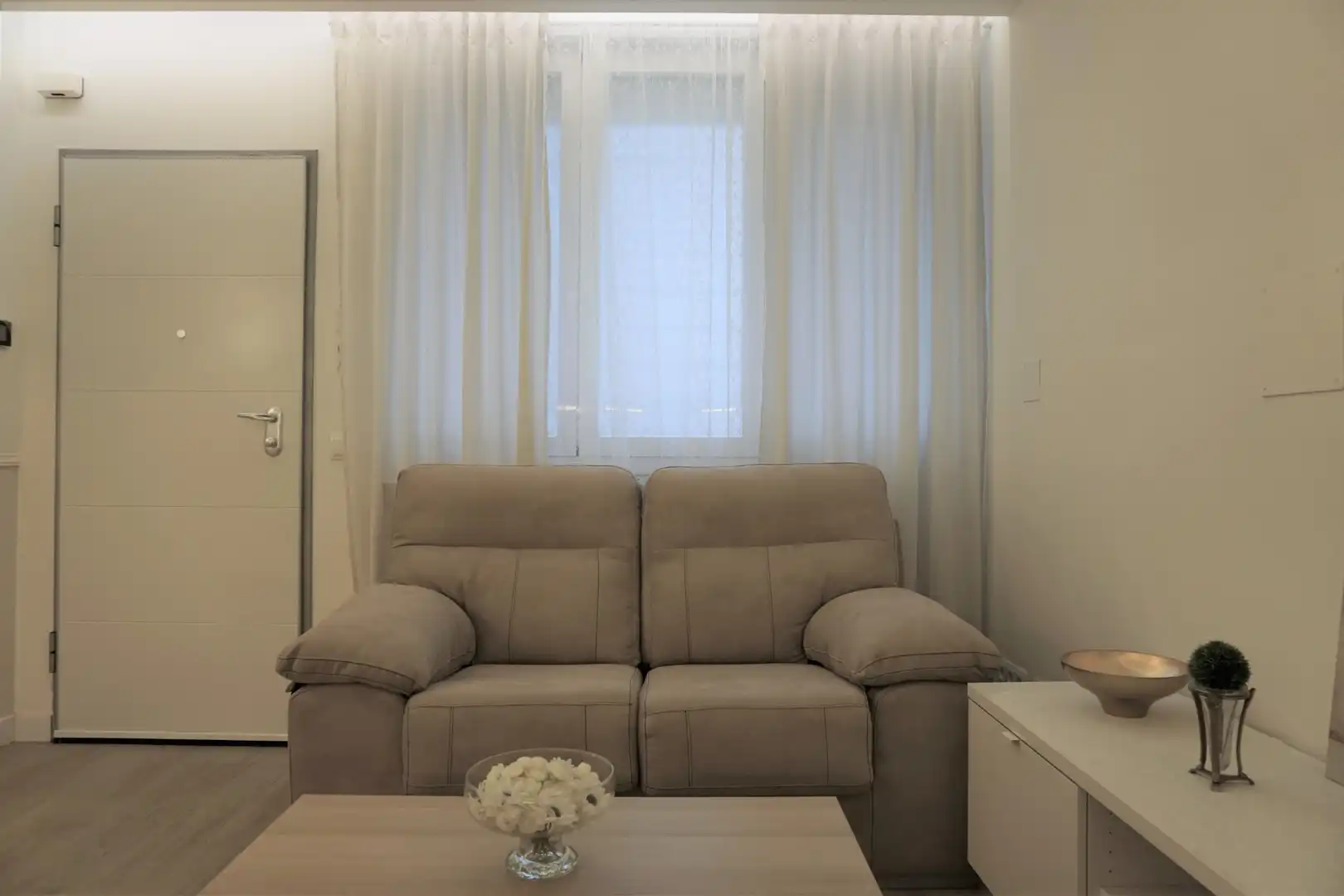 Sala d'estar de Apartament de lloguer en Madrid amb Calefacció i Moblat