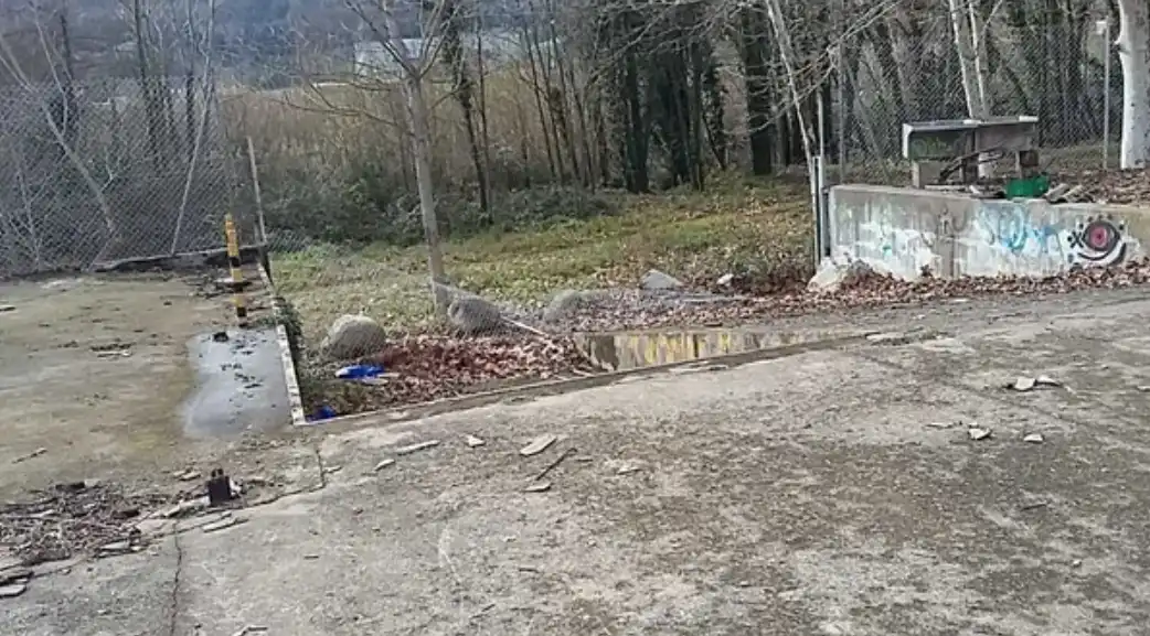 Fabrikhallen zum Verkauf in Amer