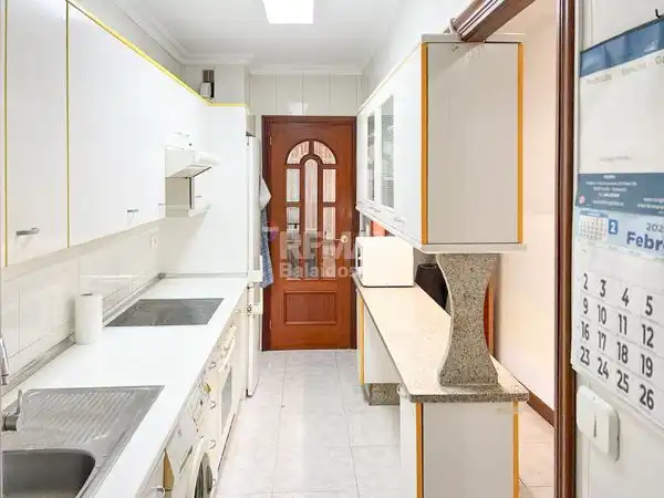 Cuina de Pis en venda en Vigo  amb Calefacció, Parquet i Terrassa