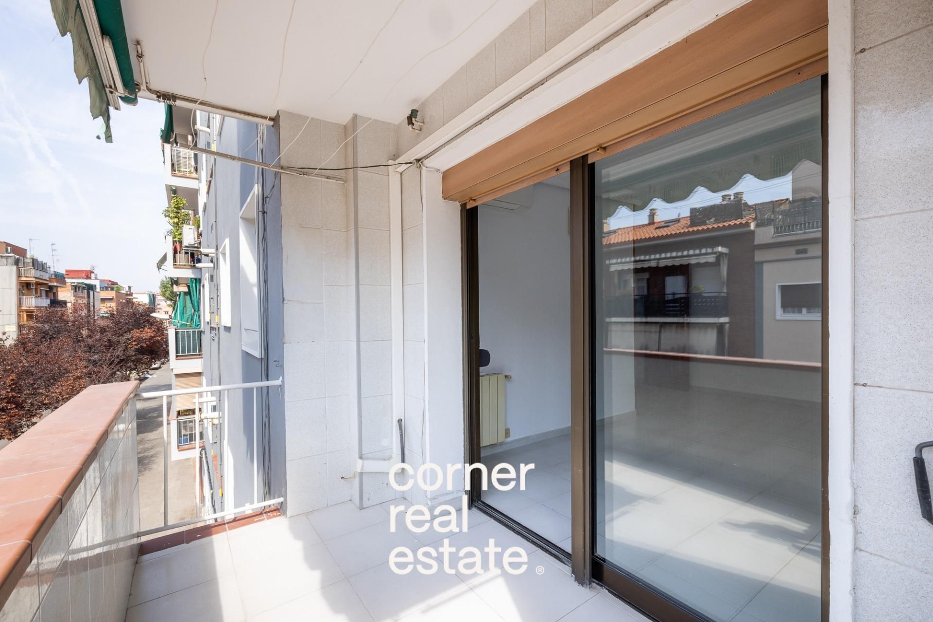 Exterior view of Flat for sale in Cornellà de Llobregat  with Air Conditioner, Heating and Balcony