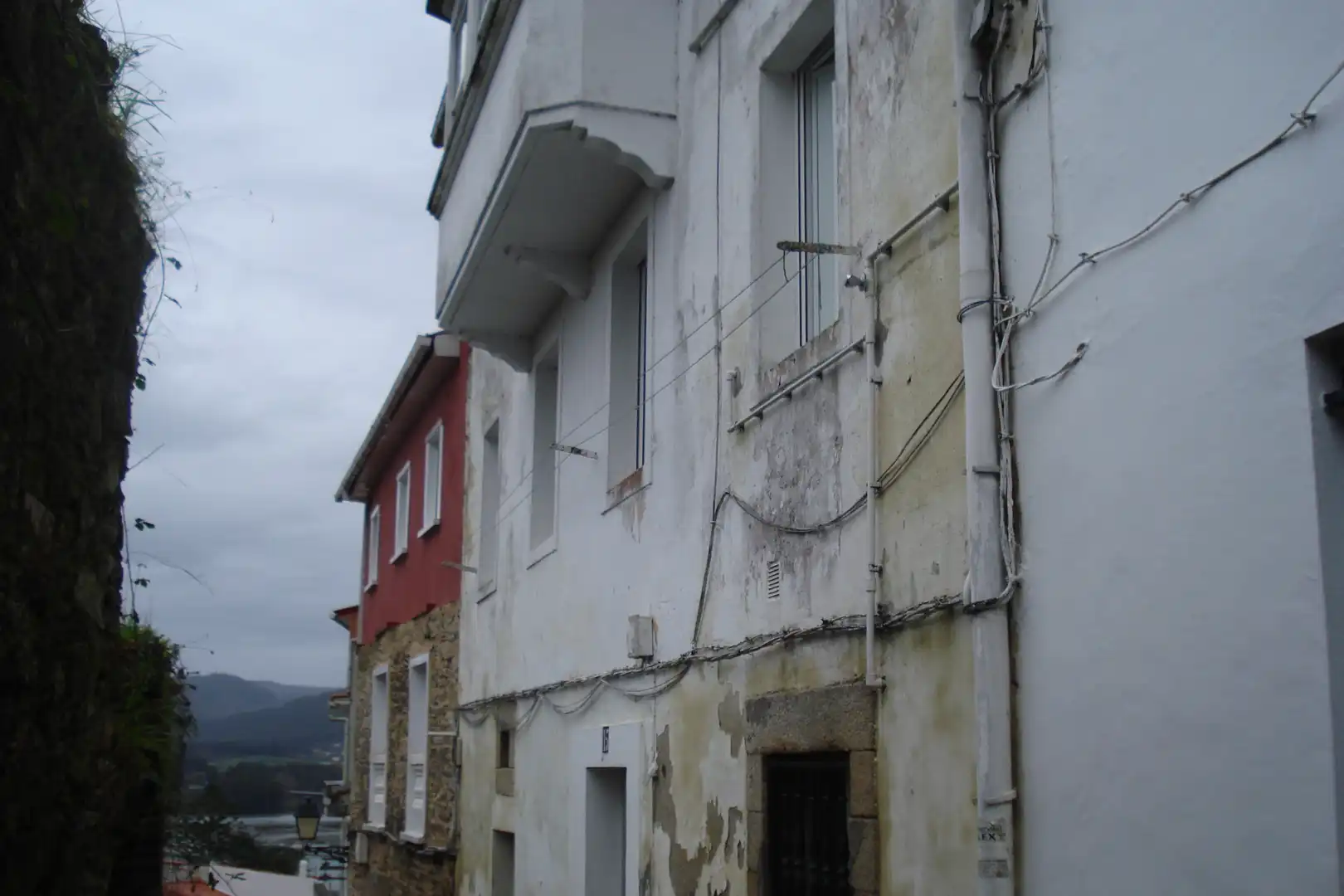 Außenansicht von Einfamilien-Reihenhaus zum Verkauf in Pontedeume mit Abstellraum und Möbliert