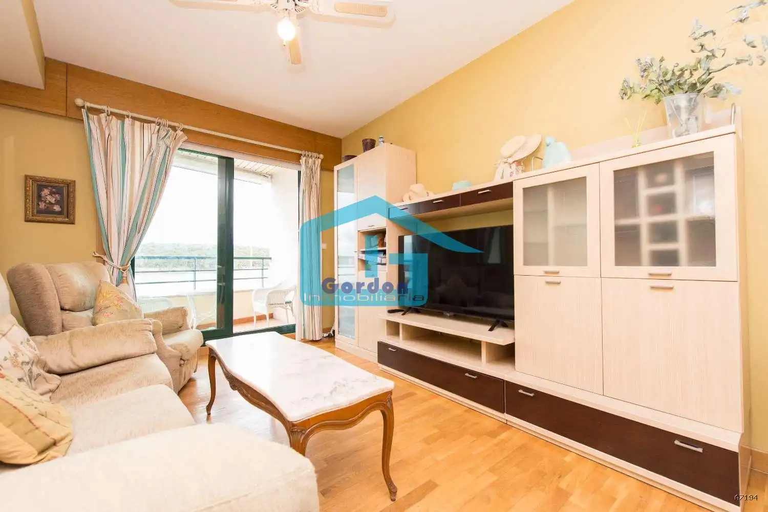 Sala de estar de Piso en venta en O Grove   con Calefacción, Terraza y Piscina