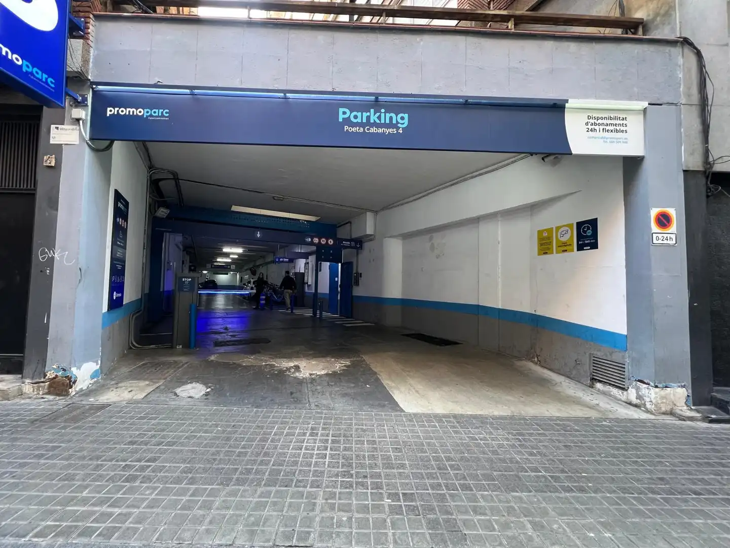 Aparcamiento con ascensor en alquiler en Carrer del Poeta Cabanyes 4, imagen 6
