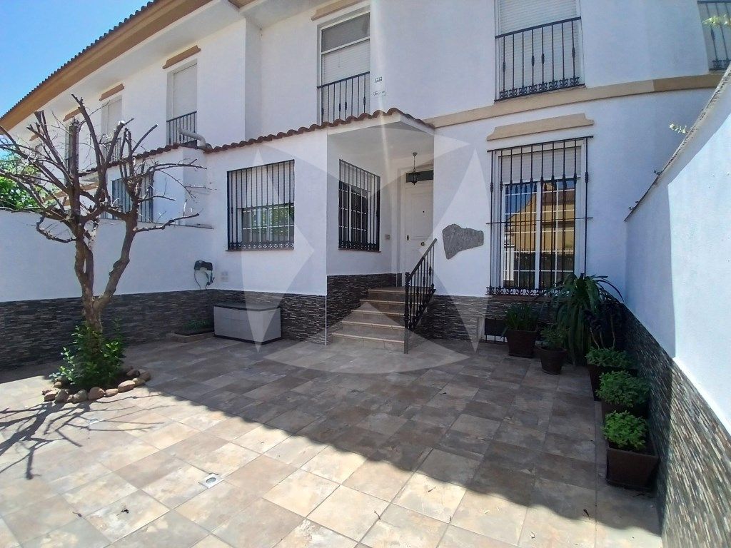 Vista exterior de Casa adosada en venda en Badajoz Capital amb Aire condicionat, Calefacció i Jardí privat