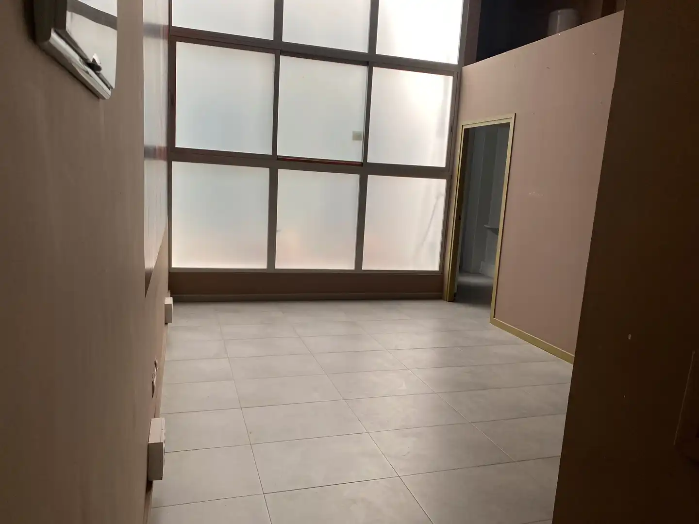 Commercial properties for rent in N/A, Instituts - Universitat