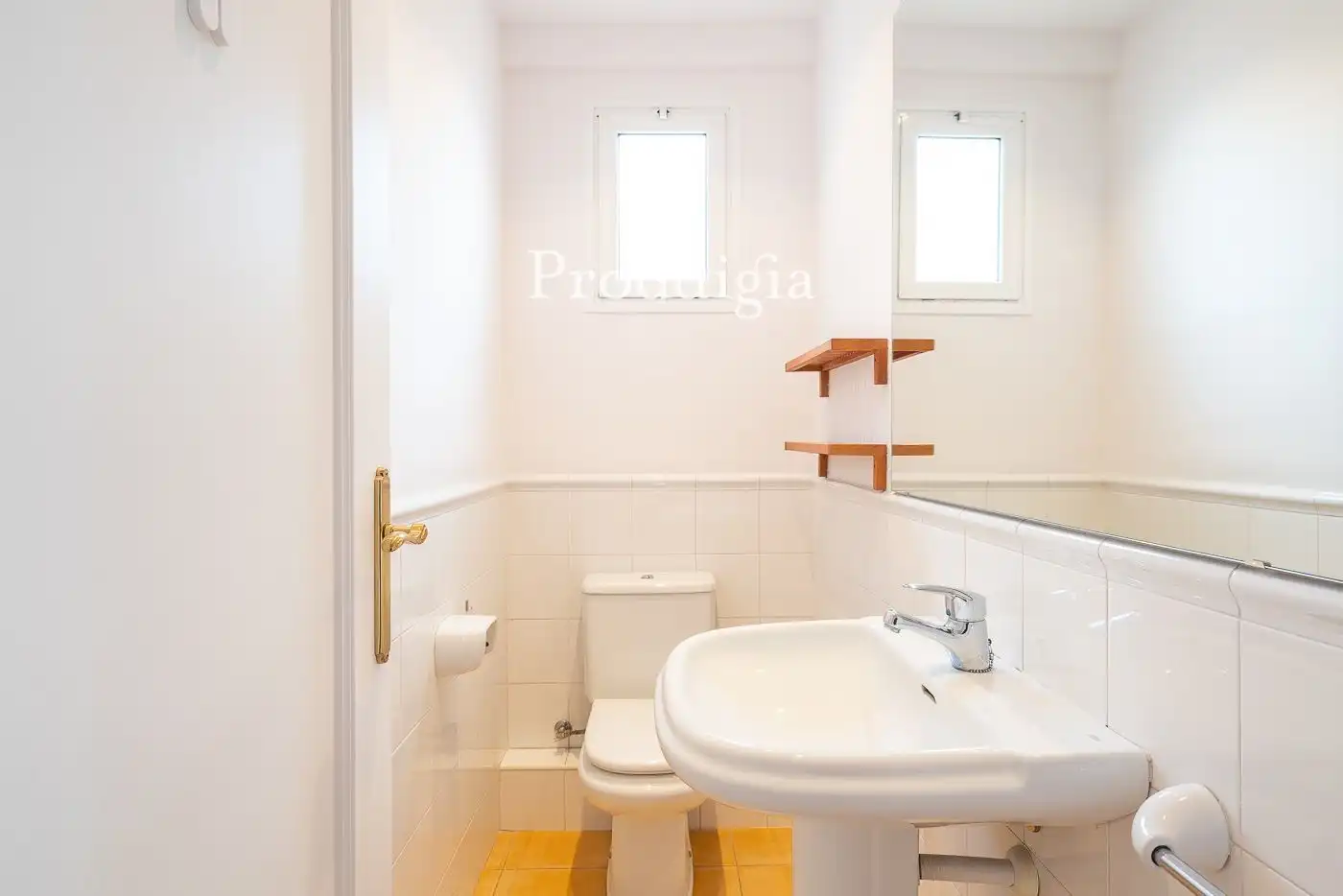 Bathroom of Office for rent in Barcelona  with Air Conditioner and Heating
