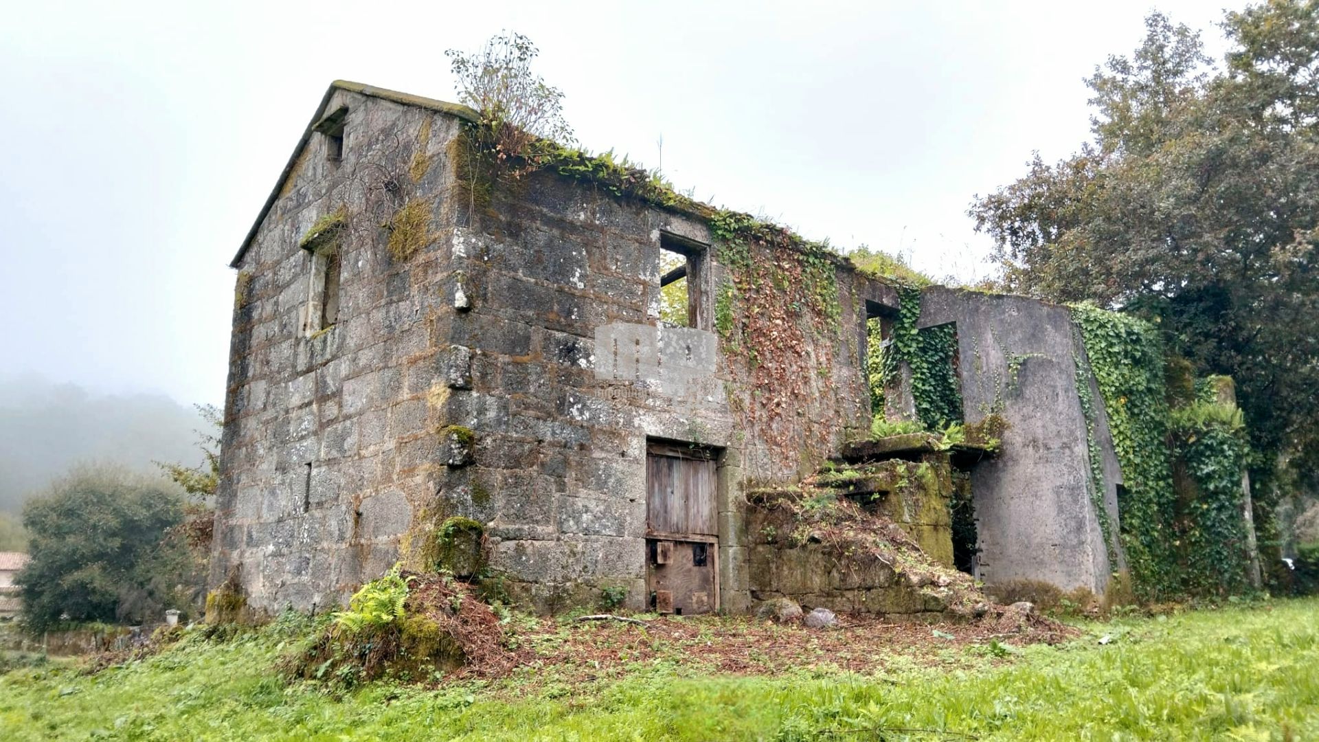 Vista exterior de Finca rústica en venda en Redondela amb Jardí privat