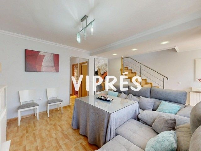Sala d'estar de Casa adosada en venda en Cáceres Capital amb Aire condicionat, Calefacció i Terrassa