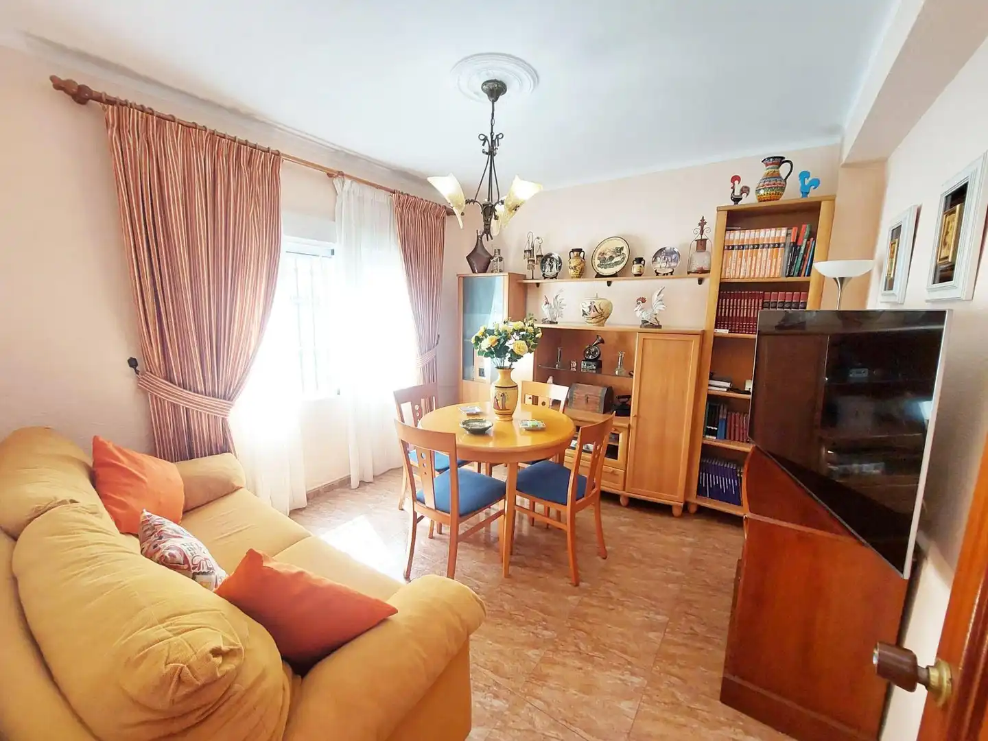 Sala d'estar de Casa o xalet en venda en Benalmádena amb Terrassa