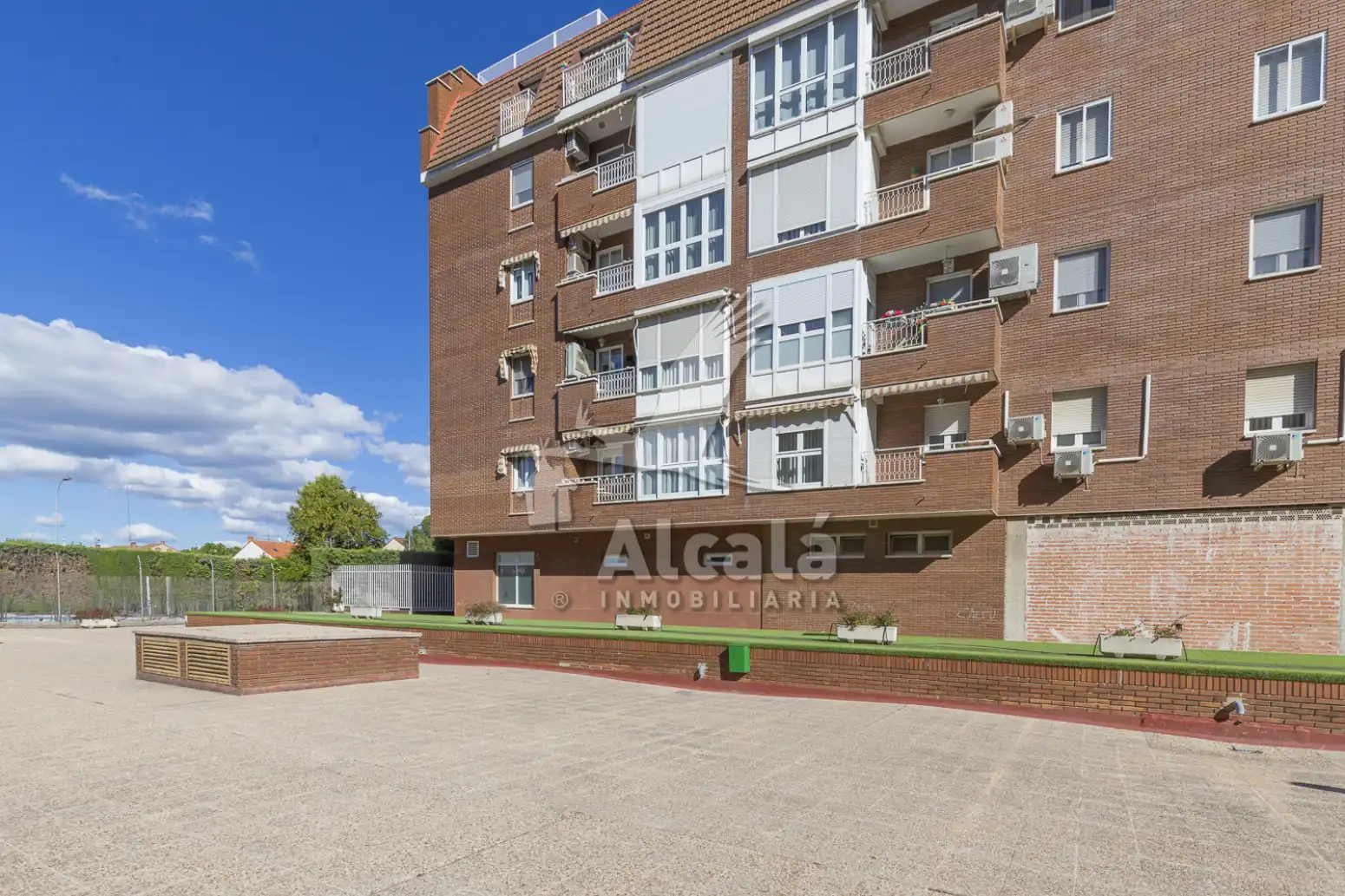 Exterior view of Flat for sale in Alcalá de Henares  with Air Conditioner, Heating and Private garden