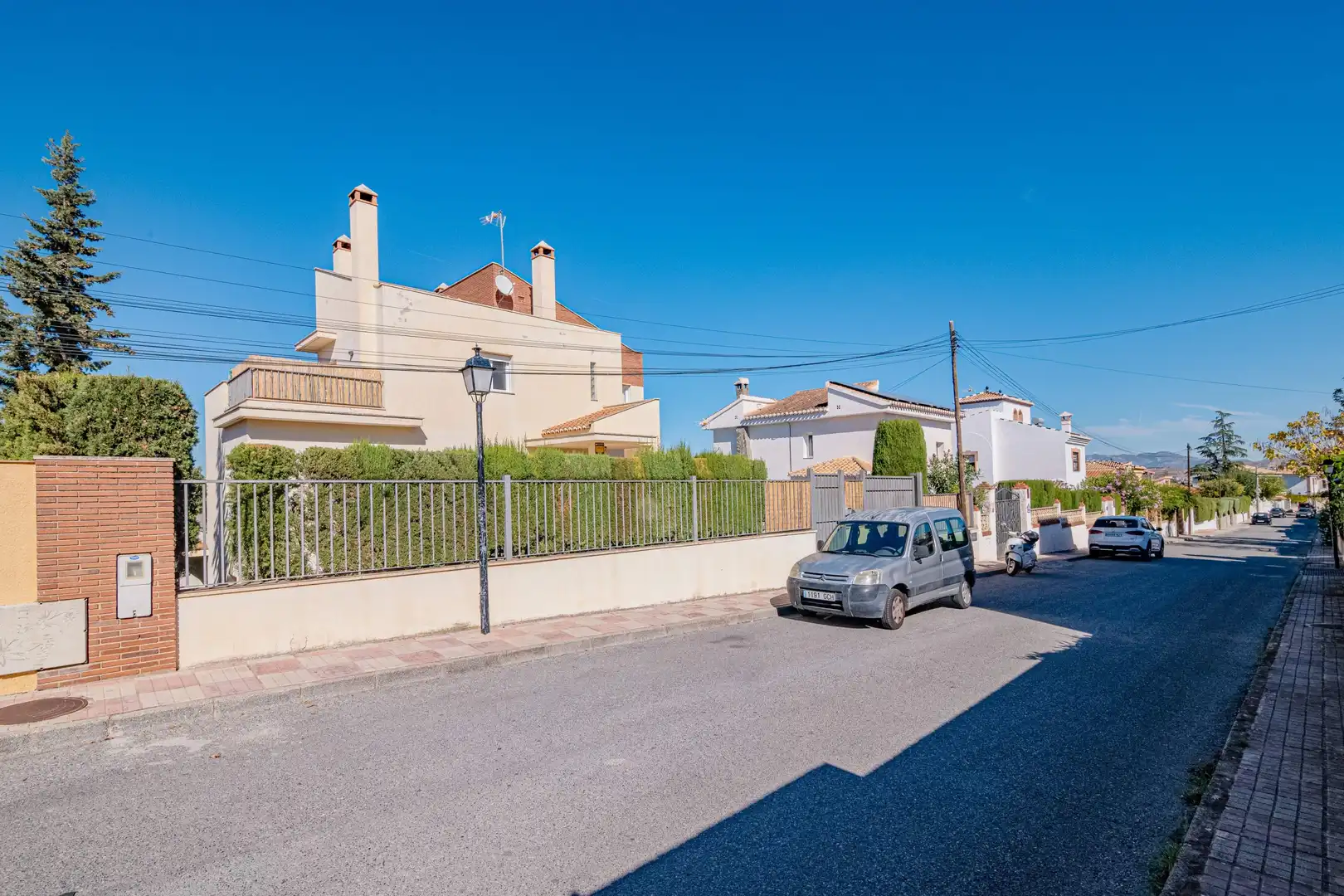 Vista exterior de Casa o xalet en venda en La Zubia amb Calefacció i Jardí privat