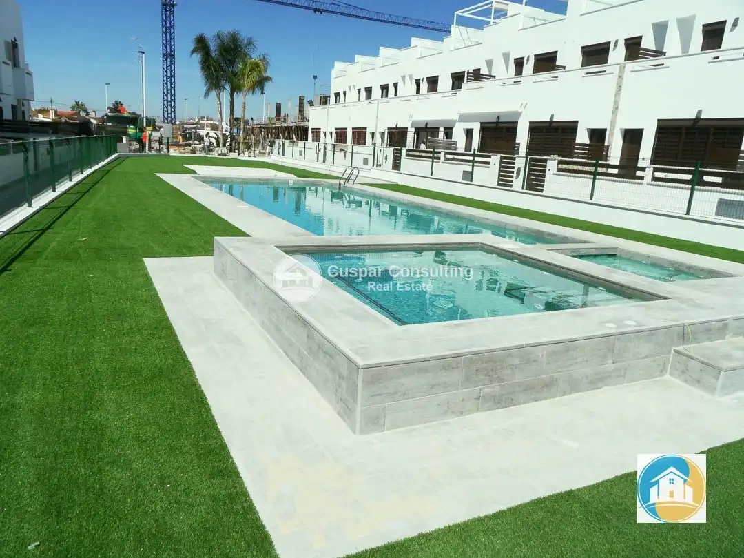 Piscina de Dúplex en venda en Pilar de la Horadada amb Aire condicionat, Calefacció i Jardí privat