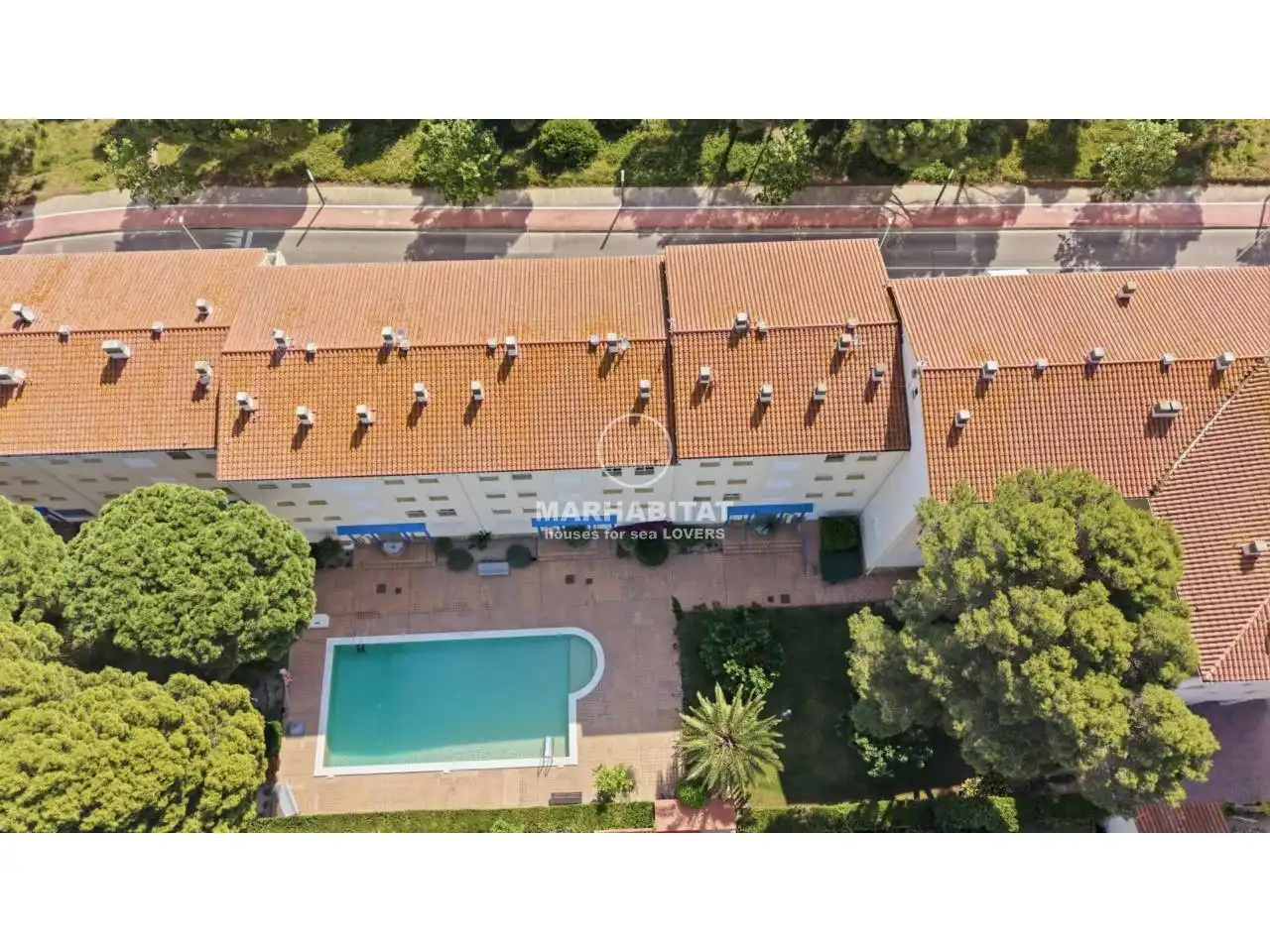 Vista exterior de Piso en venta en L'Escala con Terraza, Amueblado y Piscina comunitaria