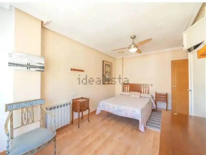 Habitación de Casa adosada en venta en Alicante / Alacant con Aire acondicionado, Calefacción y Jardín privado