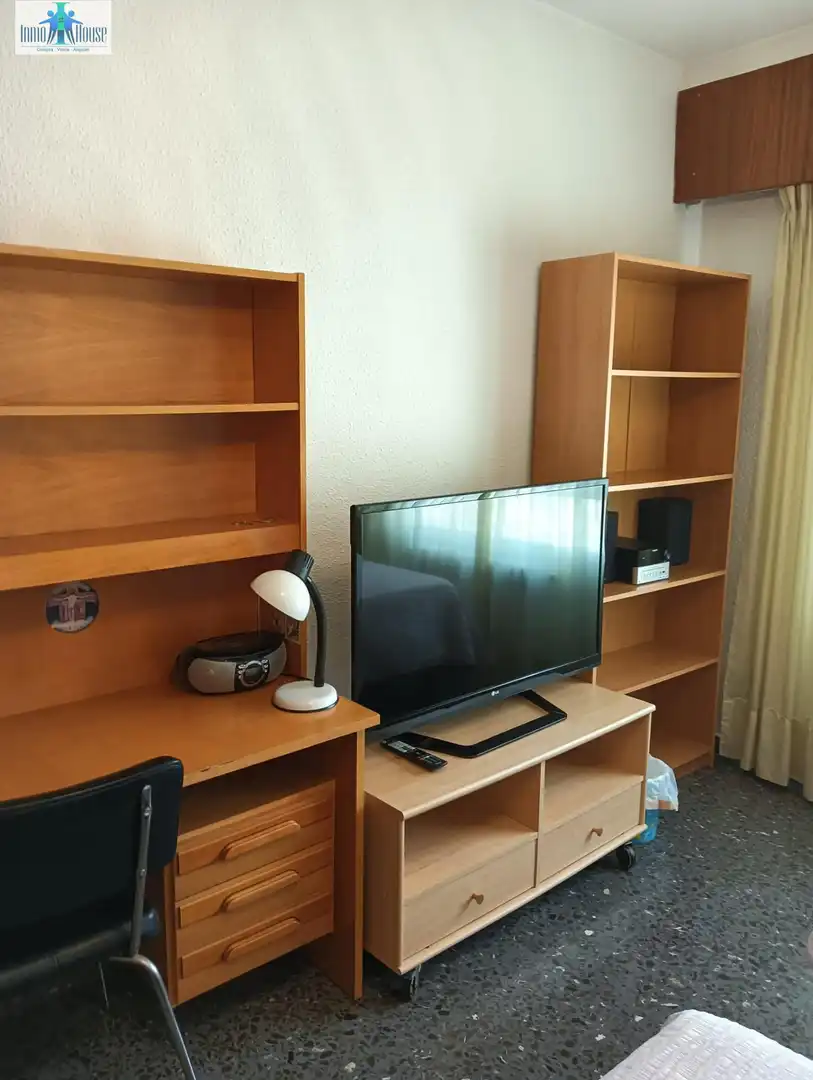 Living room of Flat for rent in Albacete  with Air Conditioner, Parquet flooring and Furnished