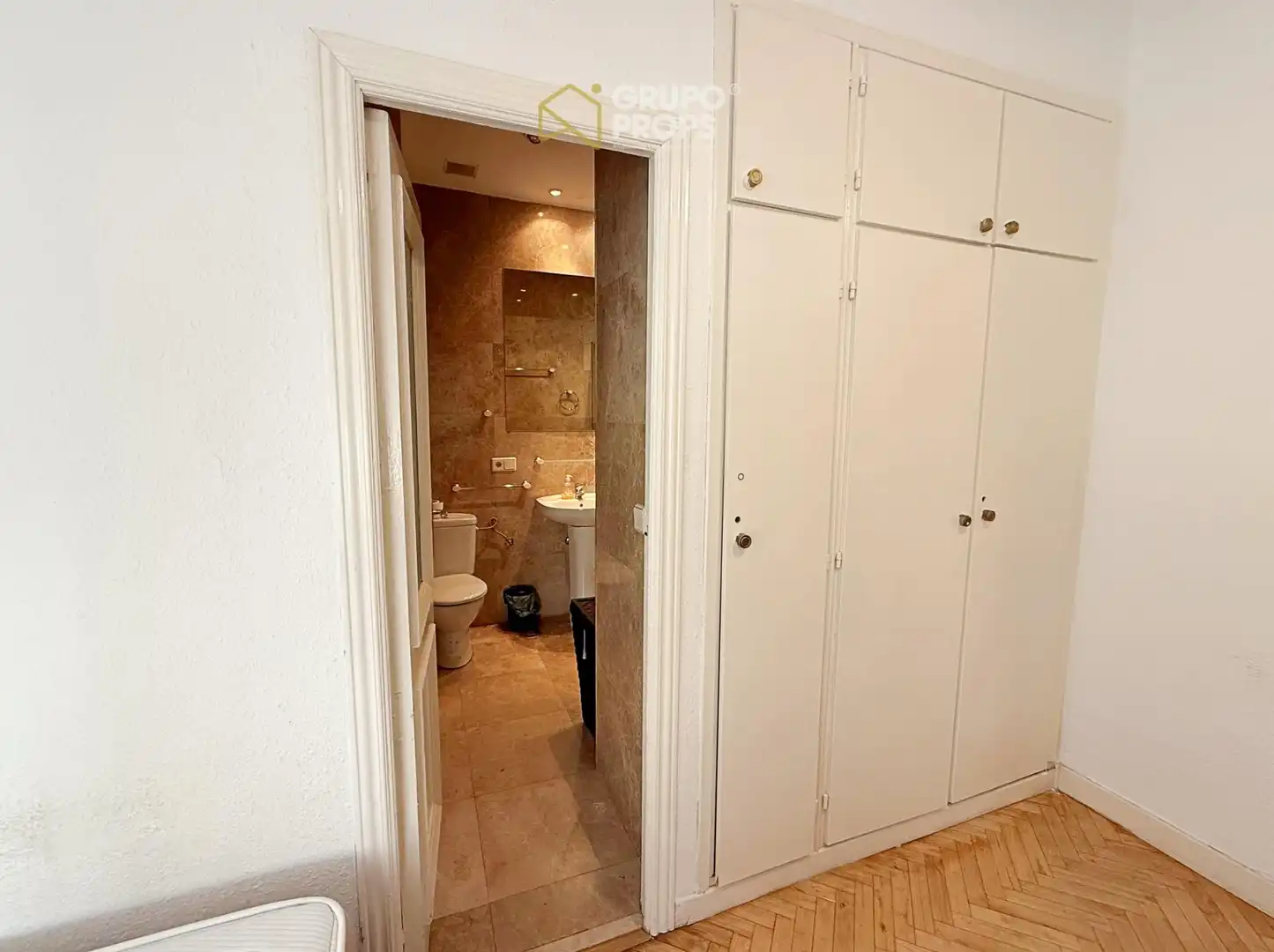 Bathroom of Flat for rent in Madrid  with Heating, Parquet flooring and Furnished