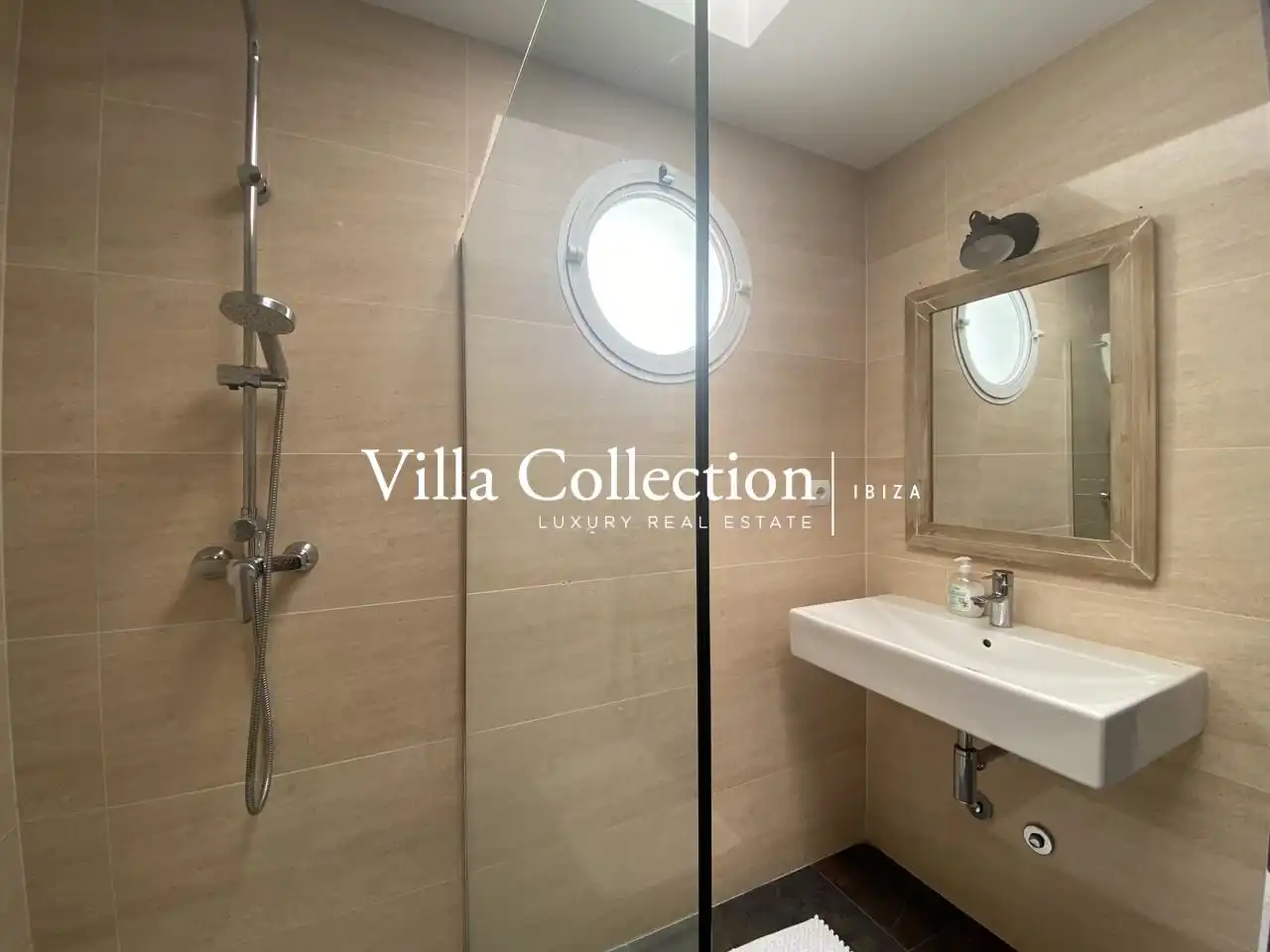Badezimmer von Einfamilien-Reihenhaus zum Verkauf in Sant Josep de sa Talaia mit Privatgarten, Terrasse und Schwimmbad