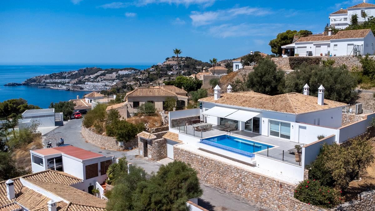 Vista exterior de Casa o xalet en venda en Almuñécar amb Aire condicionat, Calefacció i Terrassa