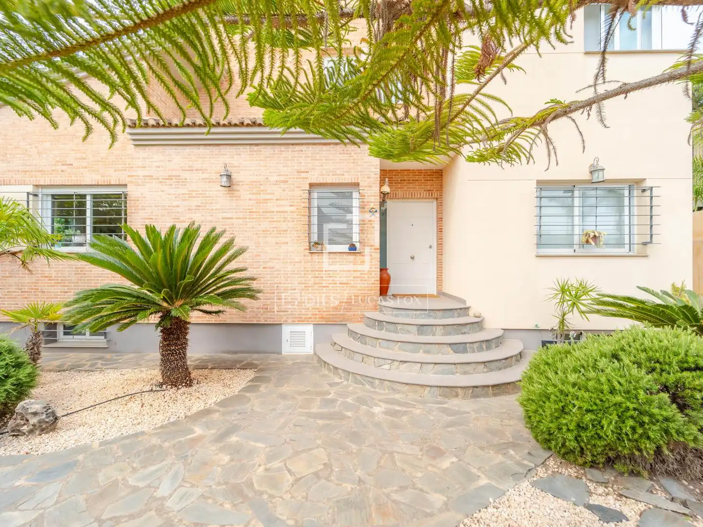 Vista exterior de Casa o xalet en venda en Bétera amb Aire condicionat, Calefacció i Jardí privat