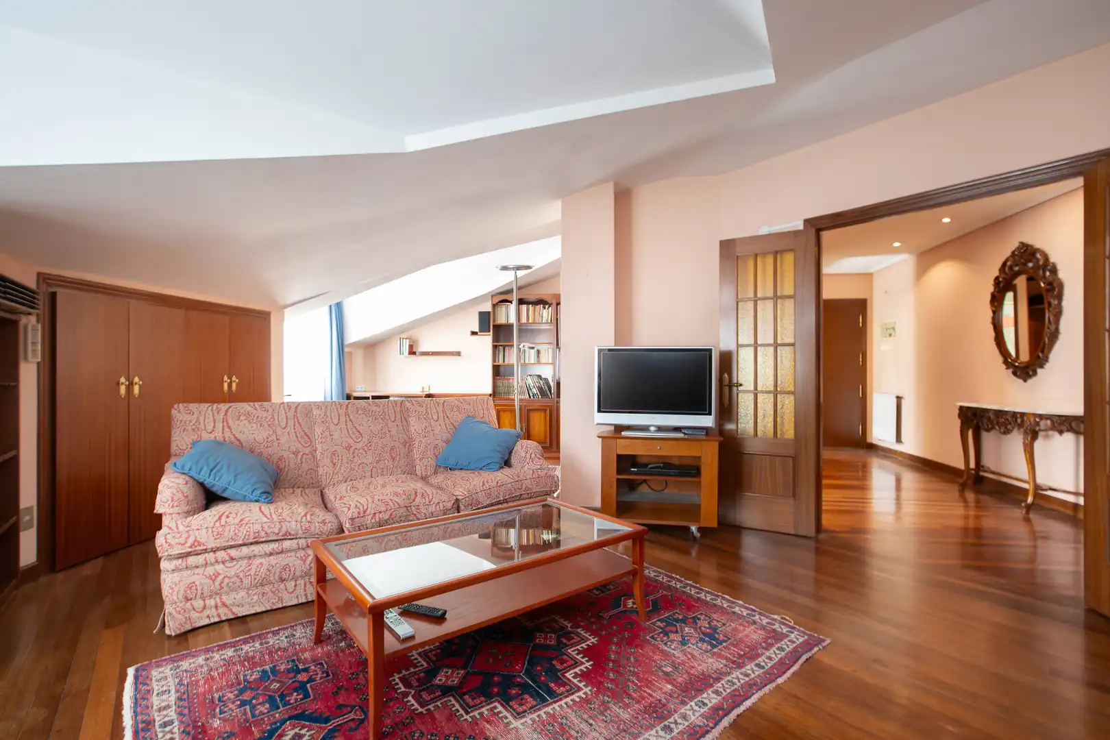 Living room of Flat for sale in Bilbao   with Air Conditioner, Heating and Parquet flooring