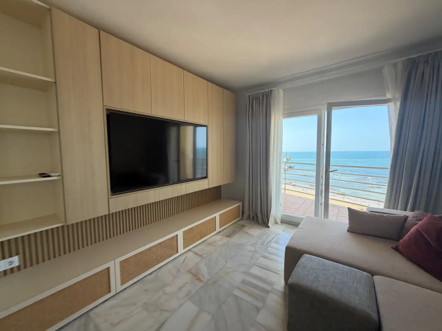 Living room of Flat for rent in Cádiz  with Air Conditioner, Terrace and Storage room