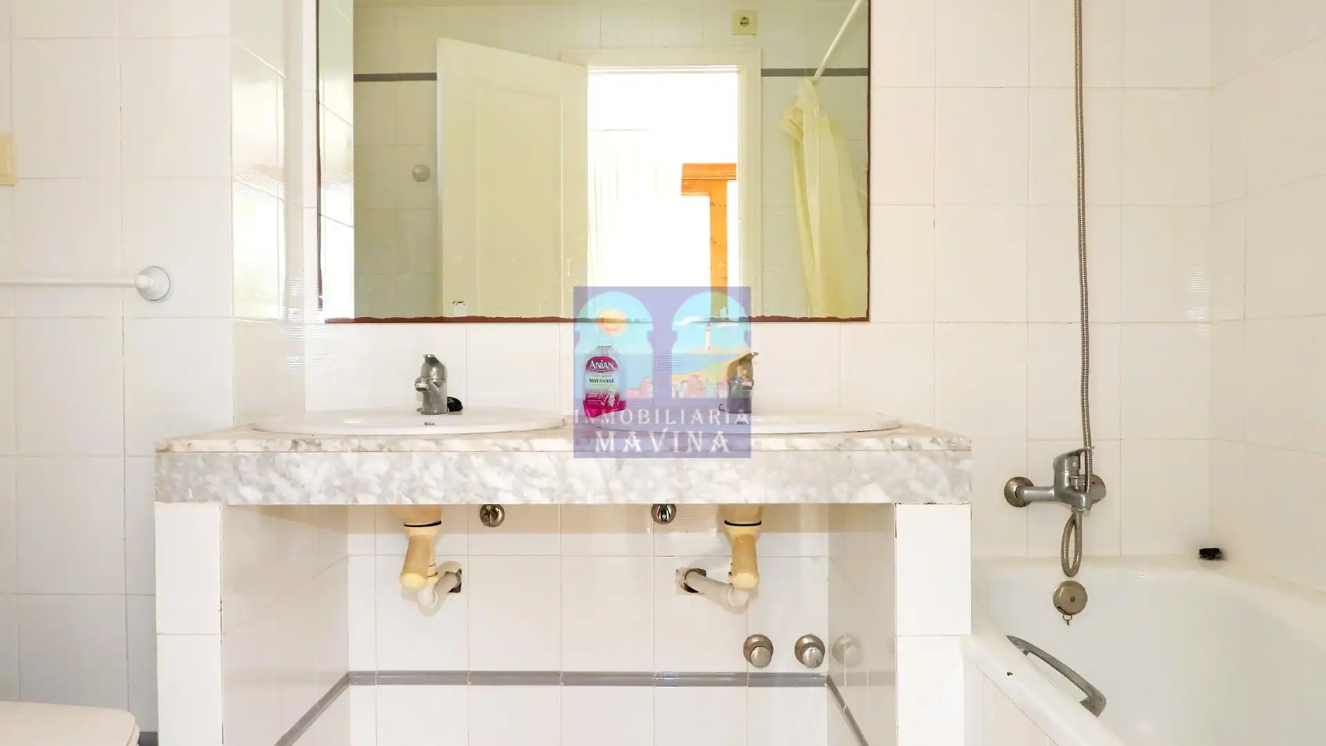 Badezimmer von Einfamilien-Reihenhaus zum Verkauf in La Manga del Mar Menor mit Heizung, Privatgarten und Terrasse